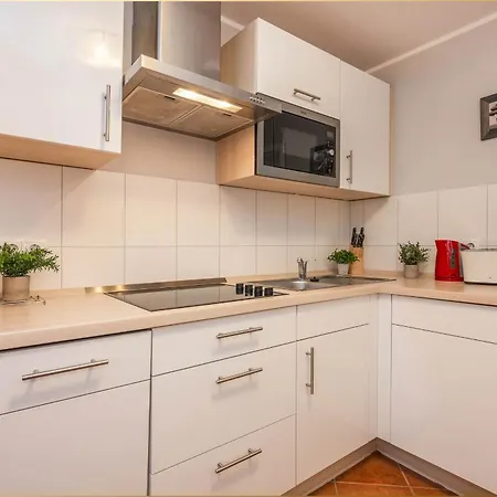 Apartman Tema 9 *